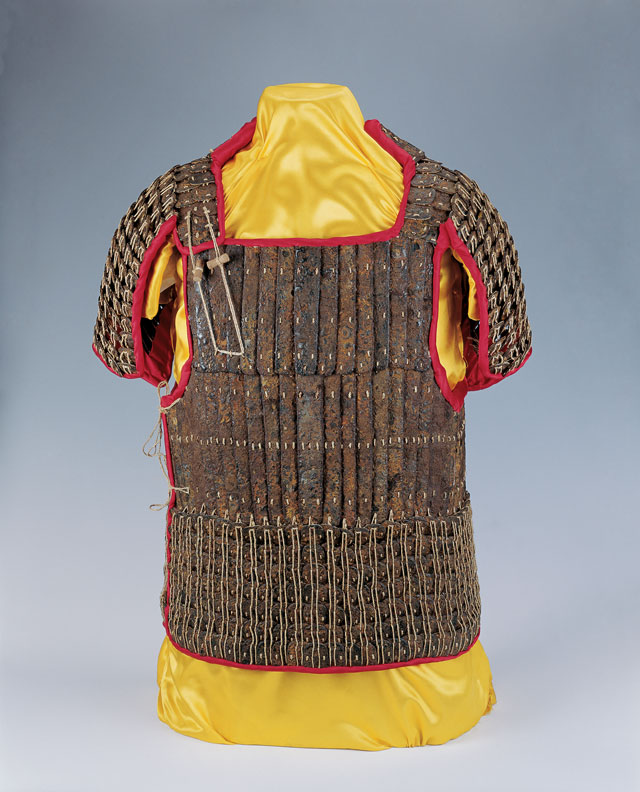 Iron lamellar armour, Western Han (206 BCE – 8 CE), H 72 cm (28 3/8 in), W 68 cm (26 13/16 in), D 28 cm (11 1/16 in), excavated in 1995 from the King of Chu’s tomb at Shizishan. Collection of the Xuzhou Museum. 铁札甲，西汉，高72、宽68、厚28厘米，1995年狮子山楚王墓出土，徐州博物馆藏