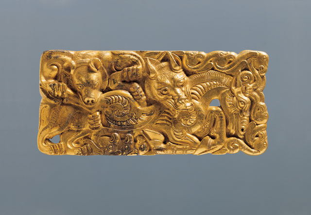 Gold belt buckle (with prong), detail, Western Han (206 BCE – 8 CE), Buckle plates: L 13.3 cm (5 1/4 in) each, W. 6 cm (2 3/8 in) each, Wt 273.2 g (9.64 oz.) and 277 g (9.77 oz.); Buckle prong: L 3.3 cm (1 5/16 in), W 0.5 cm (3/16 in), Wt.5.8 g (0.20 oz), excavated in 1995 from the King of Chu’s tomb at Shizishan. Collection of the Xuzhou Museum. 金带扣（附扣舌），局部，西汉，带板：长13.3、宽6厘米，两板分别重273.2、277克；扣舌：长3.3、宽0.5厘米，重5.8克，1995年狮子山楚王墓出土，徐州博物馆藏
