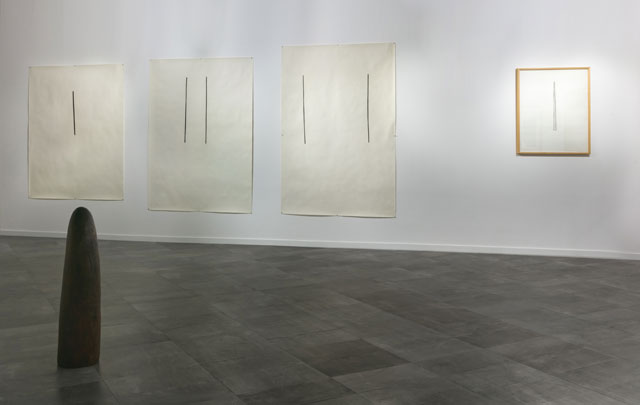 Jene Highstein. From left to right (works on paper): Untitled, charcoal on paper, 1975; Untitled, charcoal on paper, 1975; Untitled, charcoal on paper, 1975; Untitled, graphite on paper, 1983. Sculpture: Black walnut, wood, 1981. Copyright 2018, JPNF. Photograph: Musthafa Aboobacker.