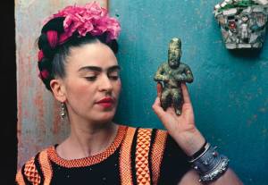 Frida Kahlo with Olmec figurine, 1939, photograph by Nickolas Muray. © Nickolas Muray Photo Archives.
