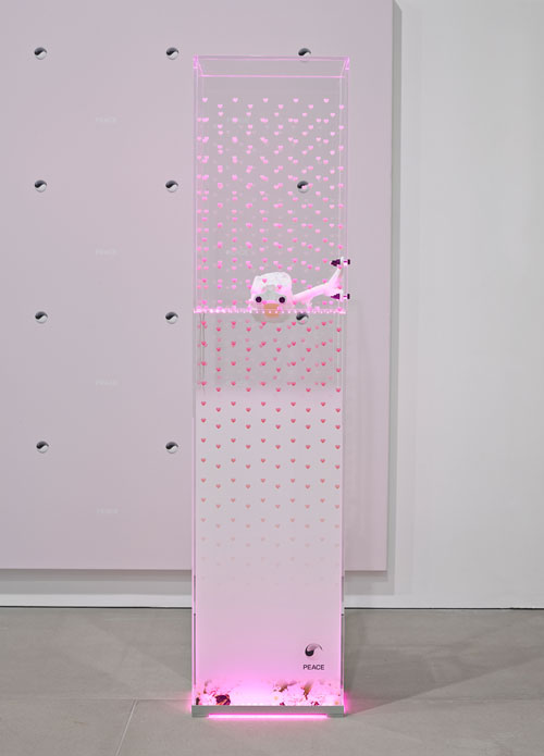Timur Si-Qin. Premier Machinic Funerary X: KNMWT 15000, 2014. Plexi glass vitrine with UV print and aluminium plinth, LED light system, 3-D-printed skull, 172.5 x 40 x 26 cm (67⅞ x 15¾ x 10¼ in). Image courtesy the artist and Société. Photograph: Peter Mallet. © the artist.