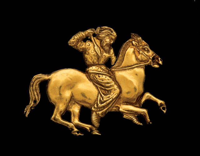 Scythian rider. A gold plaque depicting a Scythian rider with a spear in his right hand. Gold. Second half of the fourth century BC; Kul’ Oba. © The State Hermitage Museum, St
Petersburg, 2017. Photograph: V Terebenin.