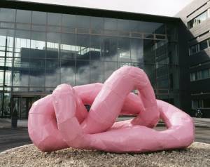 Franz West, Rrose/Drama, 2001. Aluminium and car-body paint, 210 × 540 × 240 cm. Telenor Art Collection. Photo © DR / All rights reserved .
